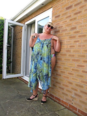 Fat mature woman Chrissy Uk sucks a dick after making her nude debut in a yard sex photo #5