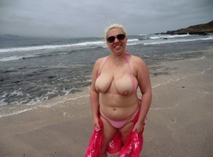 Older platinum blonde Barby exposes her plump body at the seaside free pics hd #4