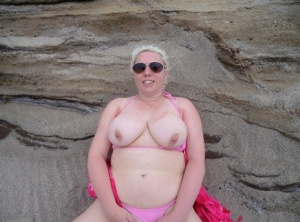 Older platinum blonde Barby exposes her plump body at the seaside Amateur video gallerie photo #11