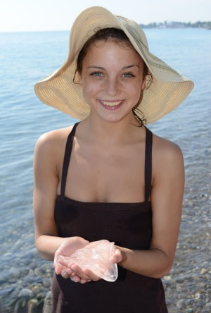 Fat Nude Beach Girl Straw Hat - Nude Teenage Beach at CoedPictures.com